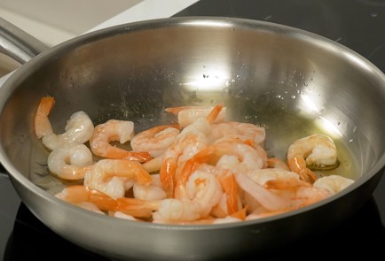 Фото шага рецепта Салат с креветками 140264 шаг 2  