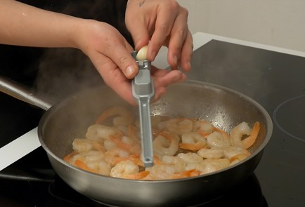 Фото шага рецепта Салат с креветками 140264 шаг 3  