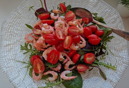 Фото шага рецепта Салат с креветками 188660 шаг 10