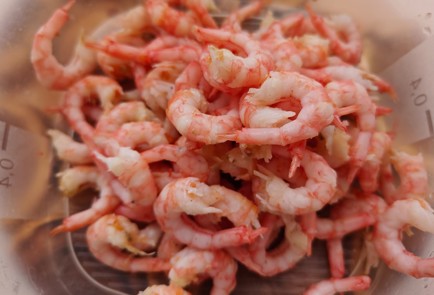 Фото шага рецепта Салат с креветками 188660 шаг 2
