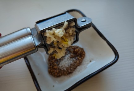 Фото шага рецепта Салат с креветками 188660 шаг 6