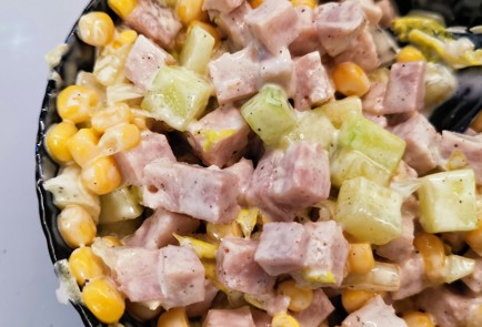 Фото шага рецепта Салат с кукурузой и сухариками 175192 шаг 10  