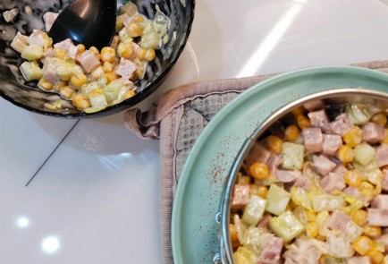 Фото шага рецепта Салат с кукурузой и сухариками 175192 шаг 11  