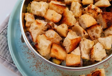 Фото шага рецепта Салат с кукурузой и сухариками 175192 шаг 12  