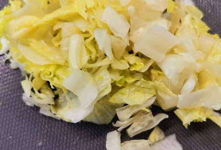 Фото шага рецепта Салат с кукурузой и сухариками 175192 шаг 2  