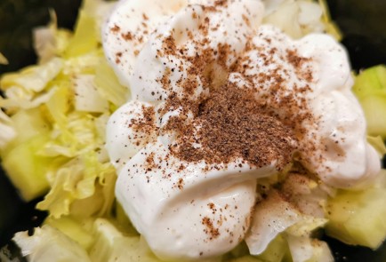 Фото шага рецепта Салат с кукурузой и сухариками 175192 шаг 3  