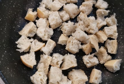 Фото шага рецепта Салат с кукурузой и сухариками 175192 шаг 7  