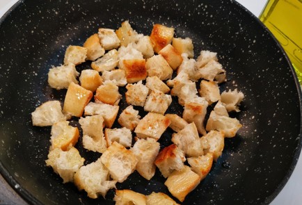 Фото шага рецепта Салат с кукурузой и сухариками 175192 шаг 8  