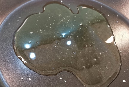 Фото шага рецепта Салат с курицей и перепелиными яйцами в соусе 151275 шаг 11  