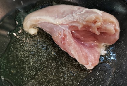 Фото шага рецепта Салат с курицей и перепелиными яйцами в соусе 151275 шаг 12  