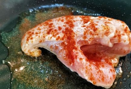 Фото шага рецепта Салат с курицей и перепелиными яйцами в соусе 151275 шаг 13  