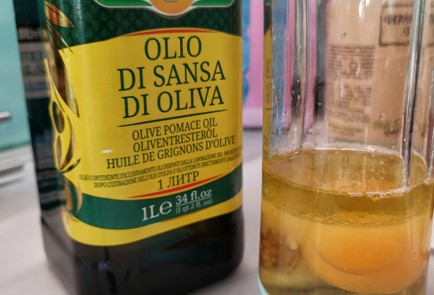 Фото шага рецепта Салат с курицей и перепелиными яйцами в соусе 151275 шаг 17  