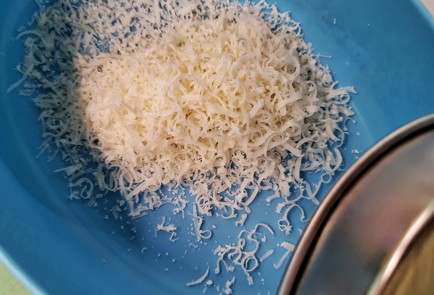 Фото шага рецепта Салат с курицей и перепелиными яйцами в соусе 151275 шаг 18  