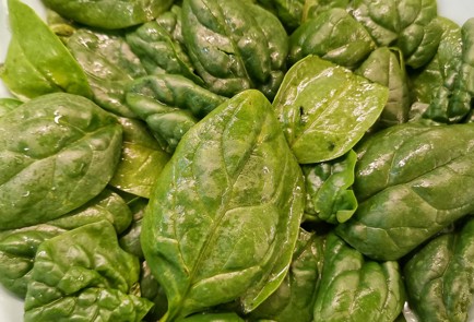 Фото шага рецепта Салат с курицей и перепелиными яйцами в соусе 151275 шаг 2  