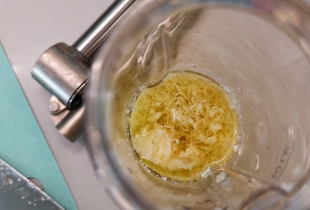 Фото шага рецепта Салат с курицей и перепелиными яйцами в соусе 151275 шаг 21  