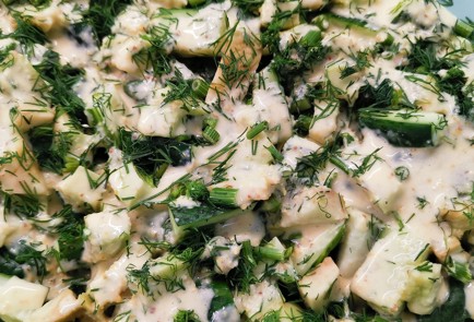 Фото шага рецепта Салат с курицей и перепелиными яйцами в соусе 151275 шаг 23  