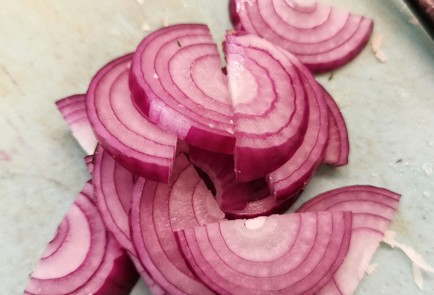 Фото шага рецепта Салат с курицей и перепелиными яйцами в соусе 151275 шаг 25  