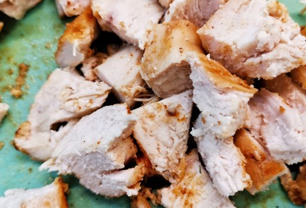 Фото шага рецепта Салат с курицей и перепелиными яйцами в соусе 151275 шаг 28  