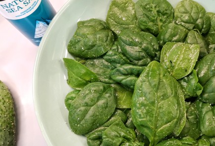 Фото шага рецепта Салат с курицей и перепелиными яйцами в соусе 151275 шаг 3  