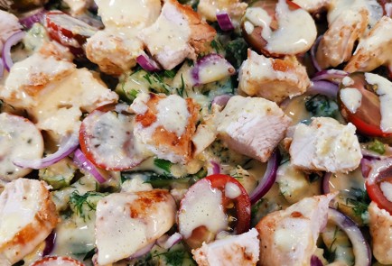 Фото шага рецепта Салат с курицей и перепелиными яйцами в соусе 151275 шаг 30  