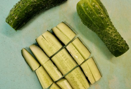 Фото шага рецепта Салат с курицей и перепелиными яйцами в соусе 151275 шаг 4  