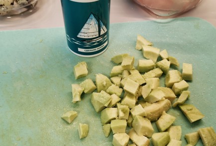 Фото шага рецепта Салат с курицей и перепелиными яйцами в соусе 151275 шаг 5  