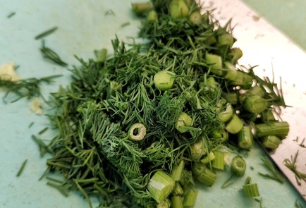 Фото шага рецепта Салат с курицей и перепелиными яйцами в соусе 151275 шаг 7  