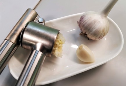 Фото шага рецепта Салат с курицей сыром и ананасами 42952 шаг 4  