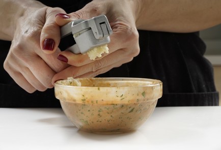 Фото шага рецепта Салат с курицей ананасом и грецкими орехами 152966 шаг 11  