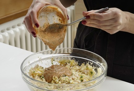 Фото шага рецепта Салат с курицей ананасом и грецкими орехами 152966 шаг 14  