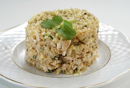 Фото шага рецепта Салат с курицей ананасом и грецкими орехами 152966 шаг 15  