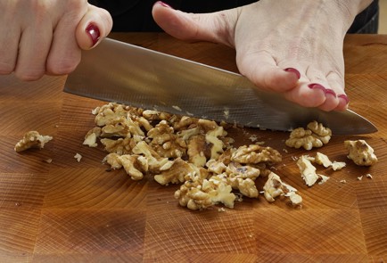 Фото шага рецепта Салат с курицей ананасом и грецкими орехами 152966 шаг 3  