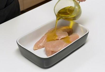 Фото шага рецепта Салат с курицей и ананасом 140038 шаг 2  