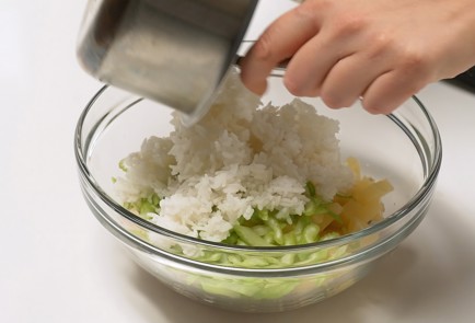 Фото шага рецепта Салат с курицей и ананасом 140038 шаг 4  