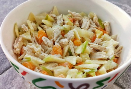 Фото шага рецепта Салат с курицей и ананасом 175217 шаг 10  