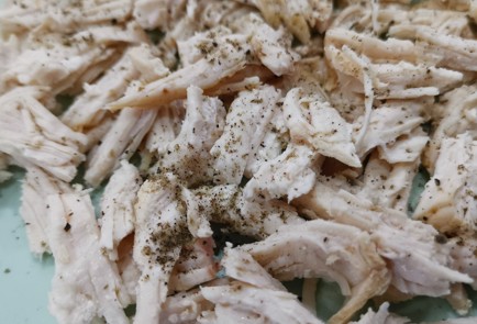 Фото шага рецепта Салат с курицей и ананасом 175217 шаг 3  