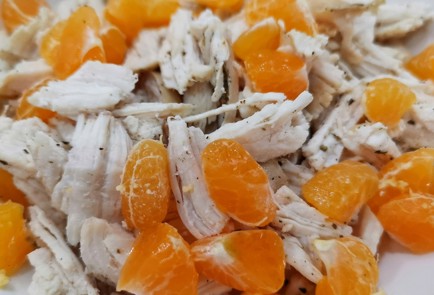 Фото шага рецепта Салат с курицей и ананасом 175217 шаг 6  