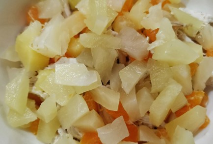 Фото шага рецепта Салат с курицей и ананасом 175217 шаг 7  