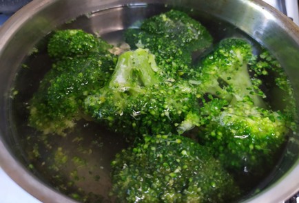 Фото шага рецепта Салат с курицей и брокколи 190509 шаг 3