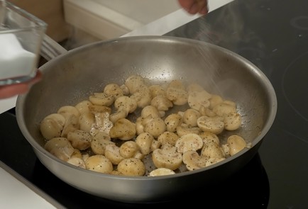 Фото шага рецепта Салат с курицей и грибами 140244 шаг 5  