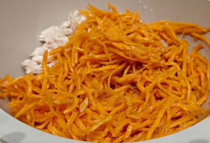 Фото шага рецепта Салат с курицей и корейской морковью 190412 шаг 5  