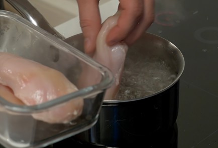 Фото шага рецепта Салат с курицей и сыром 140243 шаг 3  