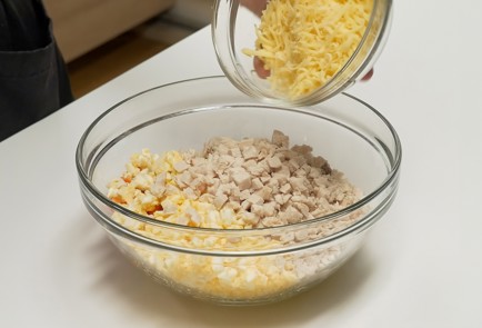 Фото шага рецепта Салат с курицей и сыром 140243 шаг 7  