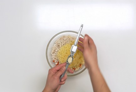 Фото шага рецепта Салат с курицей и сыром 140243 шаг 8  