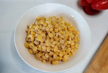 Фото шага рецепта Салат с курицей кукурузой и болгарским перцем 188331 шаг 3  