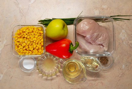 Фото шага рецепта Салат с курицей кукурузой и сладким перцем 187048 шаг 1  