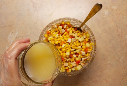 Фото шага рецепта Салат с курицей кукурузой и сладким перцем 187048 шаг 10  