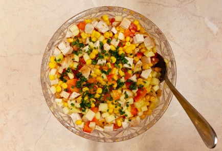 Фото шага рецепта Салат с курицей кукурузой и сладким перцем 187048 шаг 11  