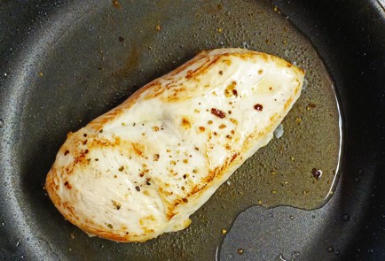 Фото шага рецепта Салат с курицей кукурузой и сладким перцем 187048 шаг 2  