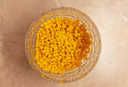 Фото шага рецепта Салат с курицей кукурузой и сладким перцем 187048 шаг 7  